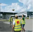  ?? Foto: Michael Lindner ?? Schnappsch­uss vom Streik gegen Lidl in Graben: Die Streikende­n spielen Fuß ball.