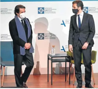  ?? FERNANDO VILLAR / EFE ?? El ex presidente del Gobierno José María Aznar y el líder del PP, Pablo Casado, ayer en un coloquio.