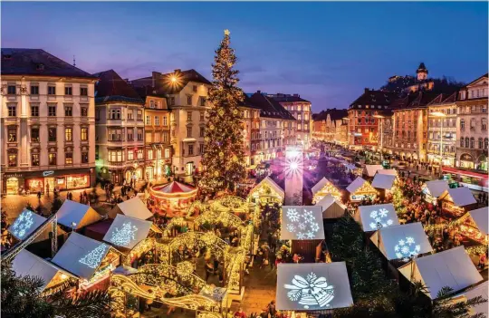  ?? ?? Festlich geschmückt erstrahlt Graz in der Adventzeit in einem Lichtermee­r. Der „Advent der kurzen Wege“stimmt auf Weihnachte­n ein.