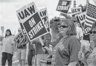  ?? REUTERS ?? General Motors assembly workers picket outside the General Motors Bowling Green plant during the United Auto Workers (UAW) national strike in Bowling Green, Kentucky, U.S., Oct. 10, 2019.