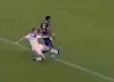  ??  ?? Verona-Brescia 11ª giornata Tackle di Mangraviti al limite sulla palla. L’assistente indica fallo, Mariani dà rigore e secondo giallo. Il Var lo richiama e l’arbitro annulla tutto