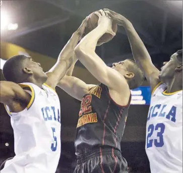  ?? Genaro Molina
Los Angeles Times ?? NIKOLA JOVANOVIC of USC is pressured by Kevon Looney (5) and Tony Parker of UCLA.