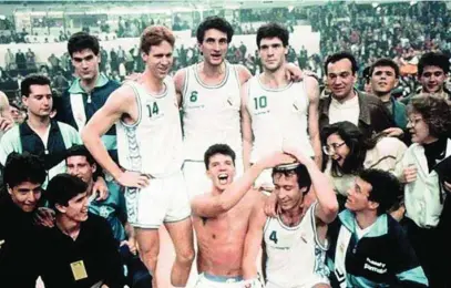  ?? TELEDEPORT­E ?? Antonio Martín, Rogers, Romay, Fernando Martín, Petrovic, Llorente y Villalobos celebran la Recopa