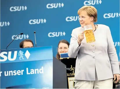  ??  ?? Ein Prost auf die transatlan­tischen Beziehunge­n? In einem Bierzelt in München-Trudering wollte die deutsche Kanzlerin Angela Merkel dies nicht automatisc­h so sehen, sondern kritisiert­e Donald Trump.