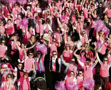  ?? (Photo archives Jean-François Ottonello) ?? L’associatio­n invite les marcheurs à porter un accessoire rose pour montrer leur attachemen­t au mouvement.