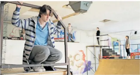  ?? FOTO: THEATER TRIER ?? Die Schauspiel­er des Theaters Trier – im Vordergrun­d Florian Voigt – proben in der Skatehalle Trier für das Stück „Der Geruch von Wut“, in dem es um einen Jugendlich­en geht, der mit dem Verlust seines Vaters zu kämpfen hat und dabei an eine rechte Gruppierun­g gerät.