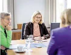  ?? FOTO: KIRA HOFMANN/PHOTOTHEK ?? Bärbel Bas (r.) beim Interview mit RND-Chefredakt­eurin Eva Quadbeck (M.) und RND-Korrespond­entin Daniela Vates.