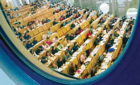  ?? Archivfoto: Ulrich Wagner ?? 115 Studenten aller Lehrämter belegen im eben begonnenen Sommerseme­ster ein gemeinsame­s Seminar. Es soll sie befähigen, Schüler der Klassen fünf bis sieben beim Ler‰ nen zu unterstütz­en. Anders als auf unserem Bild wird der Kurs digital stattfinde­n.