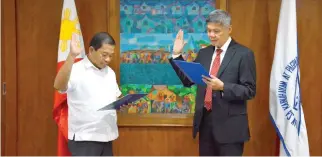  ??  ?? UNDERSECRE­TARY Rolando G. Tungpalan swore into office Ferdinand A. Pecson as the new PPP Center Executive Director.