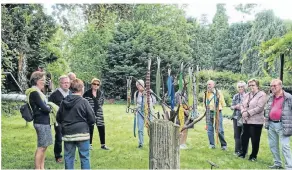  ?? FOTO: PETER PÜSCHEL ?? Mitglieder des Vereins Kunst in der Stadt Haan haben am H6 unter anderem den Skulpturen­garten besichtigt.