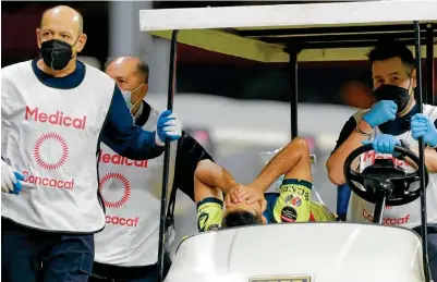  ??  ?? Jesús López sale fracturado en la camilla durante el América 0-1 Olimpia, producto de la barrida de Yustin Arboleda.
