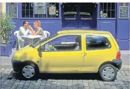  ?? FOTO: RENAULT/DPA-TMN ?? Unverwechs­elbare Knutschkug­el mit Kullerauge­nleuchten: Der erste Renault Twingo kam 1993 in den Handel.