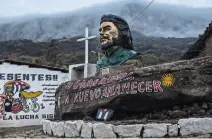  ?? NADIA SHIRA COHEN FOR THE NEW YORK TIMES ?? A statue of Che Guevara in La Higuera, the Bolivian town where he was killed in 1967. A Bolivian general said Guevara’s mistakes led to his capture.