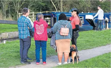  ?? ?? Engineer Jon Langley, right, who also conducts handovers, explains the finer points of lock operation to a group of boat hirers.