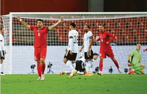  ?? Foto: Federico Gamberini, dpa ?? Neue Akteure, bekanntes Motiv: Am Ende jubelt immer der Gegner der deutschen Mannschaft. Diesmal eben die Türken, die durch Kenan Karaman (Nummer 9) in der Nach‰ spielzeit noch zum Ausgleich kamen.