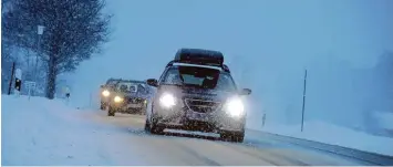  ?? Foto: Tobias Hase, dpa ?? Vor der Fahrt in den Winterurla­ub sollte der Fahrer auch noch mal überprüfen, ob das Reifenprof­il tief genug ist. Auch sollte man Decken zum Unterlegen bei der Montage von Schneekett­en dabei haben.