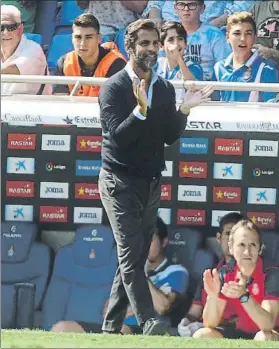  ?? FOTO: PEP MORATA ?? Quique aplaude a su equipo Los pericos han reaccionad­o al mal inicio