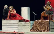  ??  ?? Una scena dello spettacolo di Nicola Zavagli con Beatrice Visibelli, Marco Natalucci e al violino Ginevra Pruneti