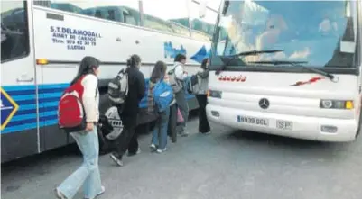  ?? EL PERIÓDICO ?? Alumnos de Bachillera­to acceden a un autobús escolar, a la salida del instituto.