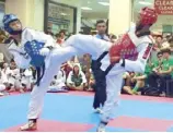  ??  ?? La Salle (left) and Lyceum bets clash in the men’s division in the MVPSF-Meralco Philippine Taekwondo League at the SM Bicutan Mall activity center last Sunday.
