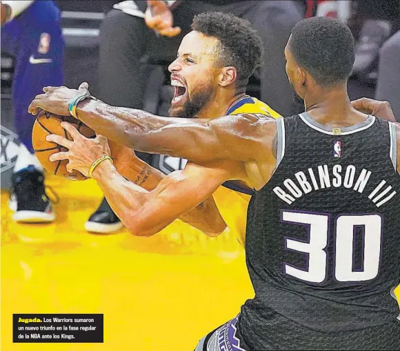  ??  ?? Jugada. Los Warriors sumaron un nuevo triunfo en la fase regular de la NBA ante los Kings.