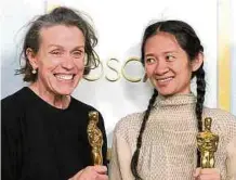  ?? AFP ?? Frances McDormand y Chloé Zhao con sus premios.