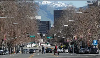  ?? KARL MONDON — STAFF ARCHIVES ?? A view down The Alameda in San Jose frames Mt. Hamilton lightly-dusted with snow in this 2013photo.