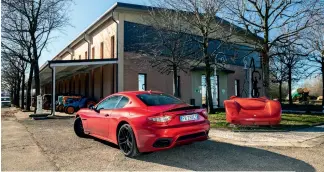  ??  ?? Verdens fedeste Maserati-samling ligger udenfor Modena og er gratis – indtil videre. Panini-familien åbner den private samling i marts, april, maj, juni, juli, september og oktober. Man skal dog booke tid på forhånd på hjemmeside­n paninimoto­rmuseum.it. Entréen er indtil videre gratis. Osteelsker­e kan ved samme lejlighed få en rundvisnin­g på familiens parmesan-fabrik, som også ligger på Via Corletto Sud, 320, 41126 Modena.