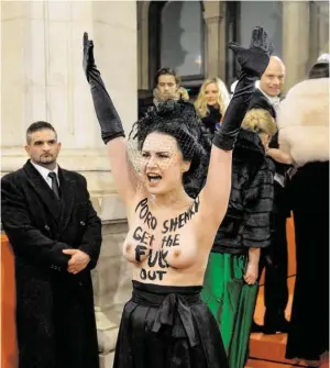  ?? BILD: SN/APA/HERBERT NEUBAUER ?? Die ukrainisch­e Femen-Aktivistin vor der Staatsoper.