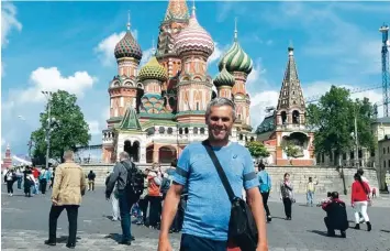  ?? Foto: Sammlung Kraus ?? Raimund Kraus nutzt den kurzen Aufenthalt in Moskau für einen Besuch auf dem Roten Platz. Links hinter ihm die Basilius Ka thedrale.