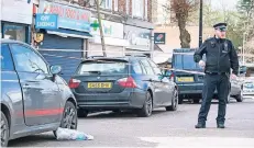  ?? FOTO: IMAGO ?? Polizei an einem Tatort in London, wo ein Teenager erstochen wurde.