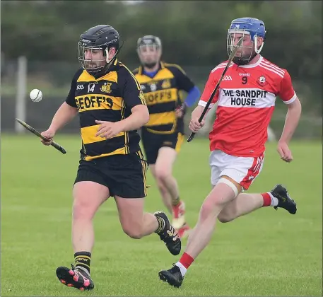  ??  ?? Shane Curtin on the Castlemagn­er attack against Dromtariff­e during the Duhallow JAHC at Freemount. Photo by John Tarrant