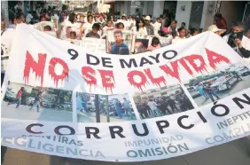  ??  ?? Pobladores claman justicia desde el sábado 9 de mayo de 2015, cuando hombres armados que se dijeron policías comunitari­os se llevaron al menos a 16 jóvenes que hoy siguen desapareci­dos.