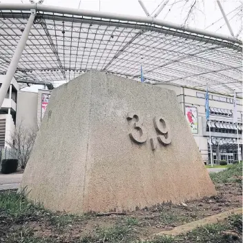  ?? FOTOS: SCHÜTZ ?? Der Dhünn-Kilometers­tein 3,9 markiert den Flusslauf in Höhe des Bayer 04-Fußballsta­dions. Er ist einer der wenigen nicht verunstalt­eten Steine.