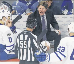  ?? THE CANADIAN PRESS/JOHN WOODS ?? Toronto Maple Leafs head coach Mike Babcock has words with an official during NHL action against Winnipeg Jets in Winnipeg on Wednesday night.