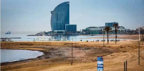  ?? Foto: Jordi Boixareu, dpa ?? Der Strand ist für viele Spanier nah, aber doch so weit weg wie der Mond. Aufgrund der Coronaviru­s-Ausgangsbe­schränkung­en sind keine Menschen an den spanischen „Playas“– wie auf diesem Foto aus Barcelona zu sehen ist. Spanier und Italiener, die in Augsburg leben, fühlen mit ihren Landsleute­n mit. Die Zahl der an dem Virus Verstorben­en ist im Süden Europas um mehrere Tausend höher als hierzuland­e.