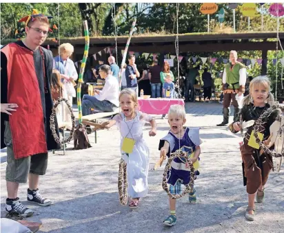  ?? FOTO: UWE MISERIUS (ARCHIV) ?? Das Burgfest bietet Edelfräule­in und Rittern genug Spielraum, um sich auszutoben. Am kommenden Sonntag gibt es für Kinder das spezielle Thema Bienen.