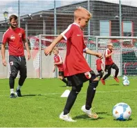  ?? Foto: FC Augsburg ?? Eine Ballbehand­lung wie Flügelflit­zer Marcel Heller? In der FCA Ferien schule kommt man diesem Traum ein Stückchen näher.