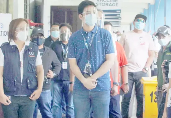  ?? PHOTOGRAPH BY ANALY LABOR FOR THE DAILY TRIBUNE @tribunephl_ana ?? PASIG City Mayor Vico Sotto, along with health officials, conduct a final inspection and full simulation of the city’s vaccinatio­n program in preparatio­n for the arrival of the vaccines against the coronaviru­s disease.