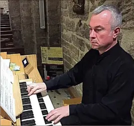  ?? (Photo PH. D.) ?? Olivier Vernet, directeur artistique du festival d’orgue de Mougins, propose quatre rendez-vous exceptionn­els autour de l’instrument de Saint-jacques le Majeur. d’aznavour sous le sceau de l’originalit­é et de la profondeur.
Savoir +