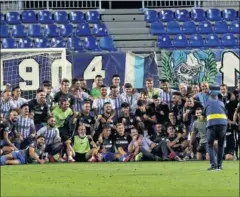  ??  ?? Foto de familia del Málaga para celebrar la salvación.