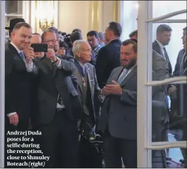  ??  ?? Andrzej Duda poses for a selfie during the reception, close to Shmuley Boteach