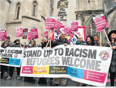  ?? NEIL HALL /EFE ?? Protesta contra las deportacio­nes ante el Tribunal de Londres.