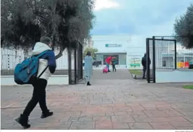 ?? ERASMO FENOY ?? Varios escolares entran al colegio San Ramón Nonato de Los Barrios, ayer.