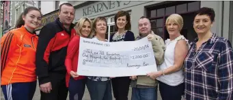  ??  ?? Cheque recipient, Sheila Hayes, Jack and Jill Foundation Liasion Nurse (centre right) with Betty O’Connell of Kearney’s Bar (centre left) at the presentati­on of the coffee/tea jar charity fund prpceeds. Included are: Rachael and Johnny O’Connell, Liz...