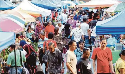  ??  ?? ELAKKAN membazir ketika membeli juadah.