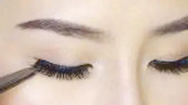  ??  ?? Next to lash: Applying false lashes on your real lash line and not your eyelid makes them blend in and seem more natural.