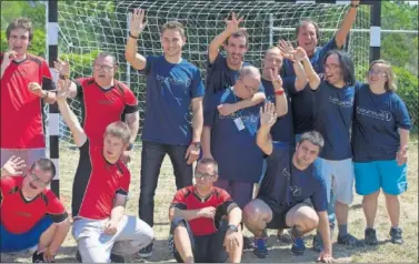  ??  ?? SOLIDARIO. Jorge Lorenzo jugó al fútbol con los jóvenes del Taller Jeroni de Moragas en Sant Cugat.