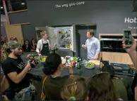  ??  ?? Telemóveis, câmaras, multidão, agitação: é o chef Jamie Oliver a mostrar como se cozinha