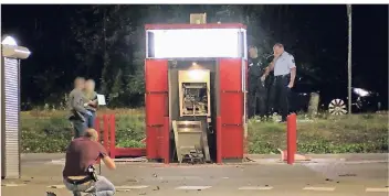  ?? FOTO: SCHÜLLER ?? In der Nacht zu Sonntag sprengten bislang unbekannte Täter einen freistehen­den Geldautoma­ten auf dem Rewe-Parkplatz.